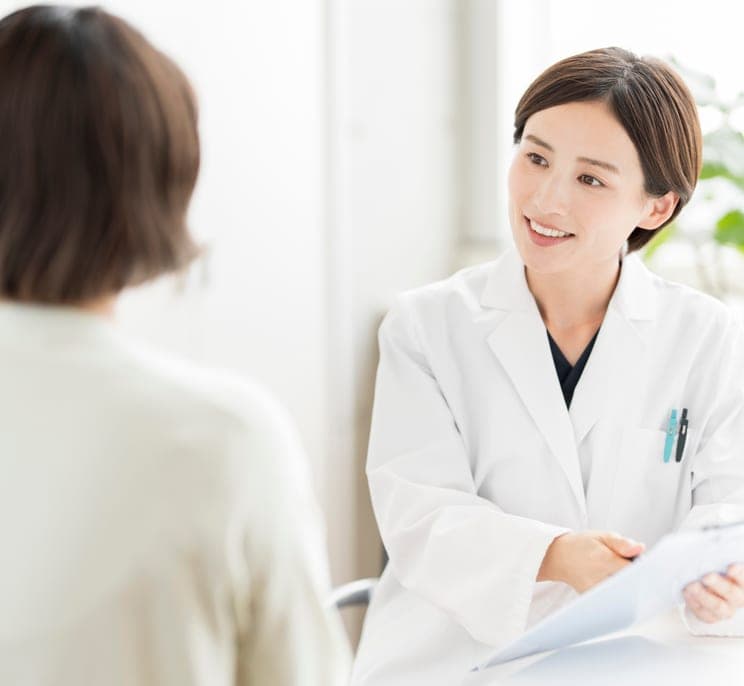 患者と向き合って話す医療従事者